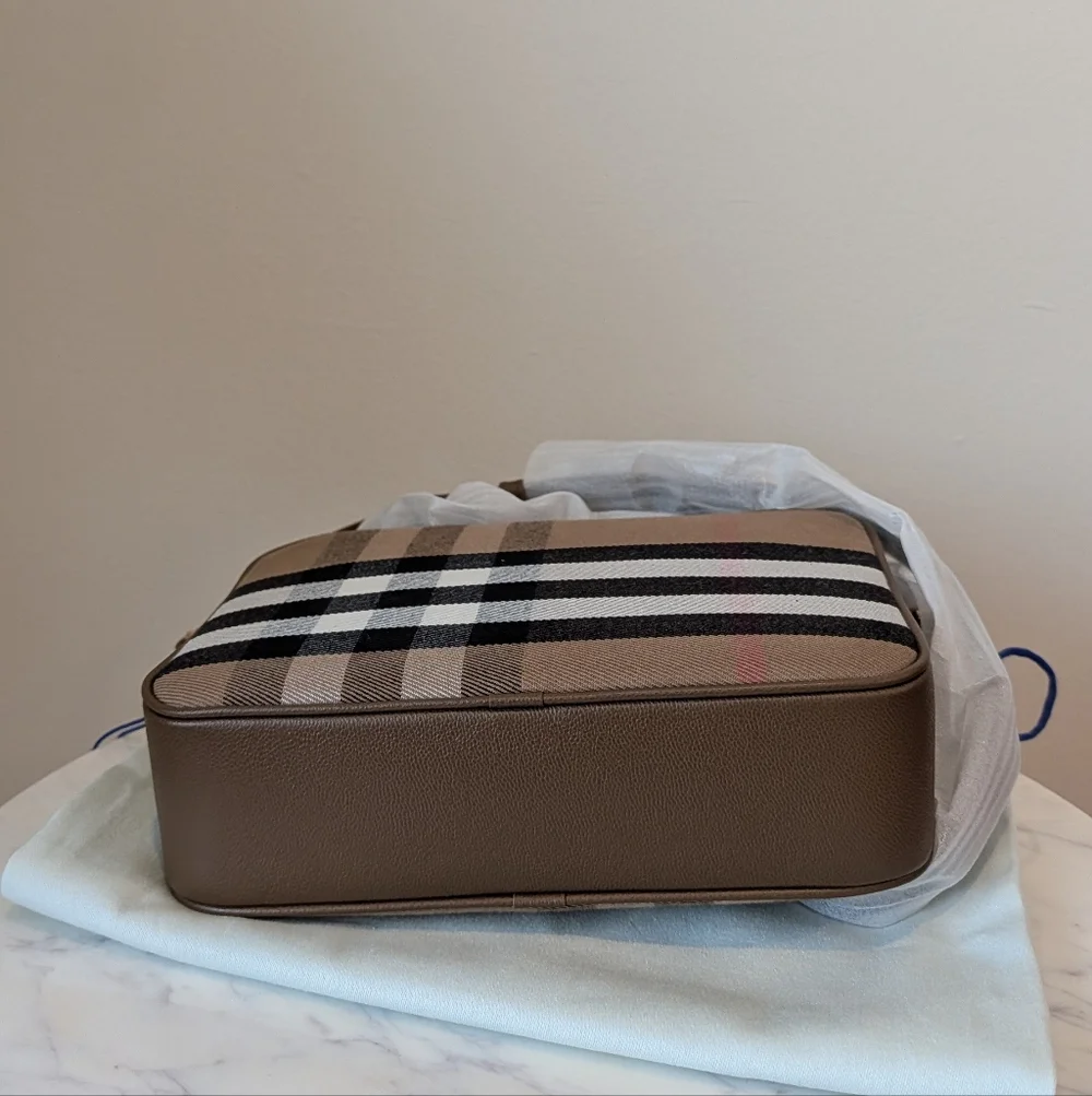 NWT Burberry Camera Bag - Picture 6 of 7